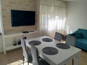 Televízia a/alebo spoločenská miestnosť v ubytovaní Apartament Blisko Plaży