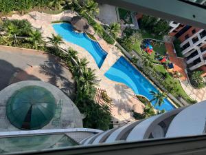 Lindo Flat na Barra da Tijuca com vista para o mar في ريو دي جانيرو: منظر علوي لحوض سباحة في منتجع