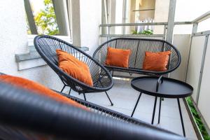 A seating area at Kaßberg - Studio mit Balkon, Netlfix und Wifi