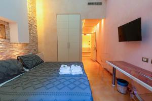 Un dormitorio con una cama con zapatos. en Aurora Garden Lodging - Rooms & Apartment, en Florencia