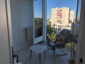 Pokój z krzesłem i stołem na balkonie w obiekcie T2 lumineux vue sur Cher, 8mn Gare & centre w Tours