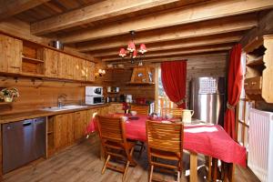 Dapur atau dapur kecil di Odalys Chalet Melusine
