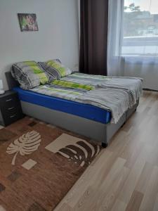 uma cama num quarto com um tapete e uma janela em Apartment 55 I Cental Hof I WiFi I TV em Hof