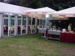 uma tenda de catering para um evento de degustação de vinhos em Gościniec Borne Sulinowo - Była Baza Wojskowa em Borne Sulinowo
