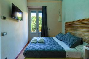 Un pat sau paturi într-o cameră la Aurora Garden Lodging - Rooms & Apartment