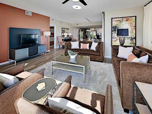 Il comprend un salon avec des canapés et une télévision à écran plat. dans l'établissement Emerald Isle #501, à Pensacola Beach