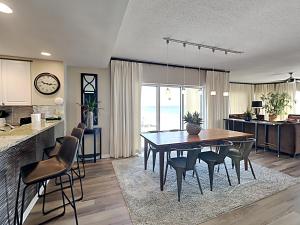 - une cuisine et une salle à manger avec une table et des chaises dans l'établissement Emerald Isle #501, à Pensacola Beach