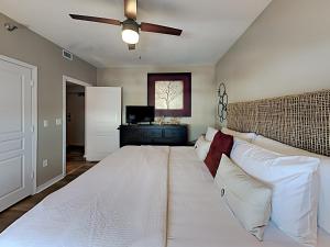 ペンサコーラ・ビーチにあるEmerald Isle #501のベッドルーム1室(白いベッド1台、天井ファン付) +17枚の写真
