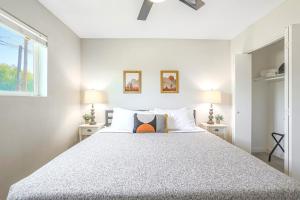 Ένα ή περισσότερα κρεβάτια σε δωμάτιο στο LaRocco On Turney Biltmore +107 φωτογραφίες