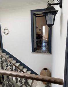 ein Spiegel an einer Wand neben einer Treppe in der Unterkunft RARE Soggiorno Elegante in Vibonati