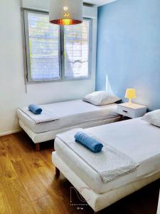 a room with two beds and a window at DISNEYLAND-PARIS 6pers, WIFI, Garden in Montévrain +17 photos