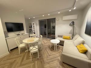 Μια τηλεόραση ή/και κέντρο ψυχαγωγίας στο Balticus Apartament 2 pokoje, 5-piętro, klimatyzacja, widok na morze, duży balkon, garaż, internet