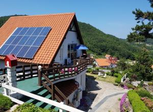 una casa con un panel solar en el techo en Namhae German Village Johannes en Namhae