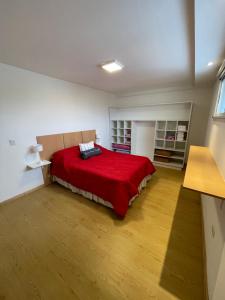 1 dormitorio con 1 cama con manta roja en NUEVO Y LUMINOSO Departamento 2 Ambientes en Mar del Plata