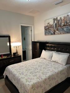 1 dormitorio con 1 cama grande y TV en Apartment Gran Lake en Saint Augustine