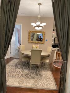 comedor con mesa y sillas en Apartment Gran Lake en Saint Augustine