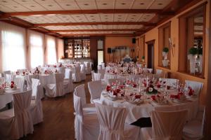 a room filled with tables and chairs with white table cloth at Buskes Hotel Steinförde in Wietze