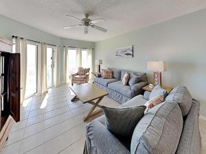 una sala de estar con un sofá y una mesa en Emerald Isle #304, en Pensacola Beach