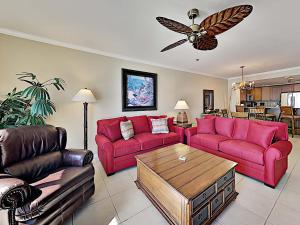 - un salon avec deux canapés rouges et une table basse dans l'établissement Emerald Isle #806, à Pensacola Beach