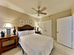 Un dormitorio con una cama y un ventilador de techo. en Emerald Isle #806, en Pensacola Beach 15 fotos más