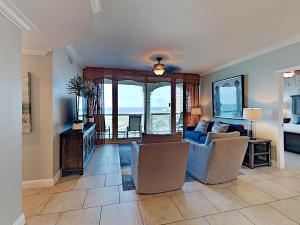 een woonkamer met een bank, stoelen en een tafel bij Portofino Island Resort 1-702 in Pensacola Beach