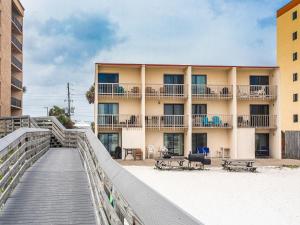 um edifício na praia com um passadiço de madeira em Villas Capri #2 em Fort Walton Beach