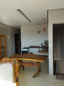 a dining room with a wooden table in a room at Canastra Flat Hospedagem in Vargem Bonita +12 photos