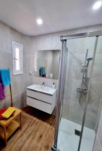 ein Badezimmer mit Waschbecken und Dusche in der Unterkunft Oasis in Los Cristianos