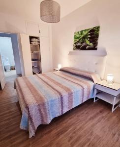 ein Schlafzimmer mit einem Bett mit einer gestreiften Decke in der Unterkunft Oasis in Los Cristianos + 12 Fotos