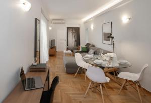 Zona d'estar a Syntagma Apartments with Acropolis view