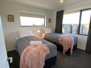 um quarto de hotel com duas camas e uma janela em Uninterrupted Mountain Views em Twizel