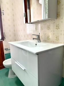 イスキアにあるISCHIA - PANORAMIC APARTMENT ON THE SEAのバスルーム(白い洗面台、トイレ付)
