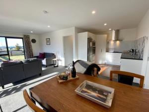 uma sala de estar com uma mesa de jantar e uma cozinha em Uninterrupted Mountain Views em Twizel