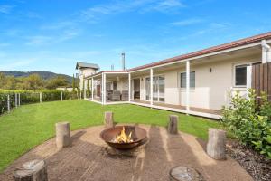 un focolare nel cortile di una casa di The Dairy Sojourn Kangaroo Valley a Kangaroo Valley