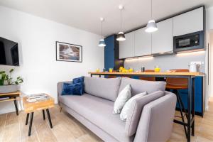 ein Wohnzimmer mit einem Sofa und einer Küche in der Unterkunft Port in Rijeka
