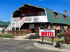 een bord voor een pension bij Great House Motel in Sequim