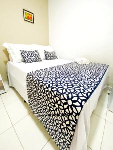 Una cama o camas en una habitación de Costa Suítes 42 fotos más