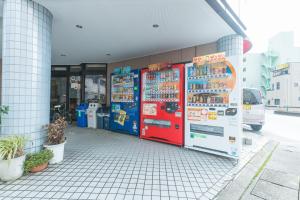 金澤的住宿－Tabist Business Hotel R Side Kanazawa，街上有2台自动售货机的商店