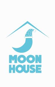 un ave con un logotipo de sombrero en Moon House Mompox, en Mompós