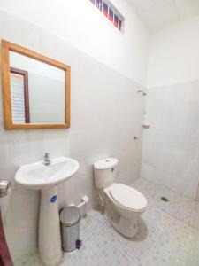 uma casa de banho com um WC, um lavatório e um espelho. em Moon House Mompox em Mompós