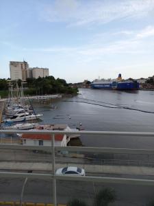 vistas a un río con barcos en el agua en Mirador Colonial, en Riviera Colonial, en Santo Domingo