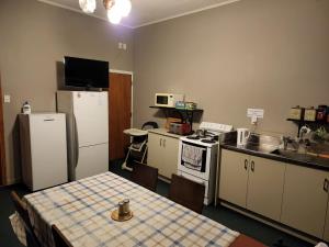 A kitchen or kitchenette at Whitehorse Inn