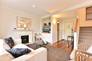ポーコルビンにあるVilla 2br Rose Villa located within Cypress Lakes Resortの白いソファと暖炉のあるリビングルーム