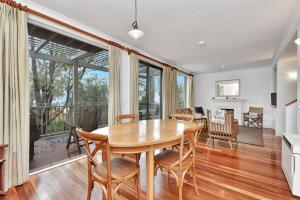 ポーコルビンにあるVilla 2br Rose Villa located within Cypress Lakes Resortのテーブルと椅子のあるキッチンとダイニングルーム