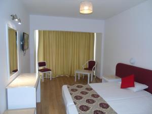 Postel nebo postele na pokoji v ubytování Corfu Hotel