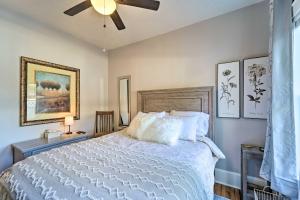 Un dormitorio con una cama y un ventilador de techo. en Modern, Sun-Lit Retreat with Fire Pit and Yard!, en Jefferson City