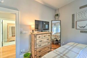 1 dormitorio con vestidor y TV en Modern, Sun-Lit Retreat with Fire Pit and Yard!, en Jefferson City