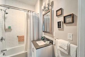 Un baño blanco con lavabo y ducha. en Modern, Sun-Lit Retreat with Fire Pit and Yard!, en Jefferson City 28 fotos más