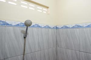 Kylpyhuone majoituspaikassa KoolKost Syariah near Living Plaza Purwokerto (minimum stay 6 nights)