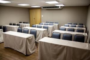 Área de negócios e/ou sala de conferências em BH Raja Hotel